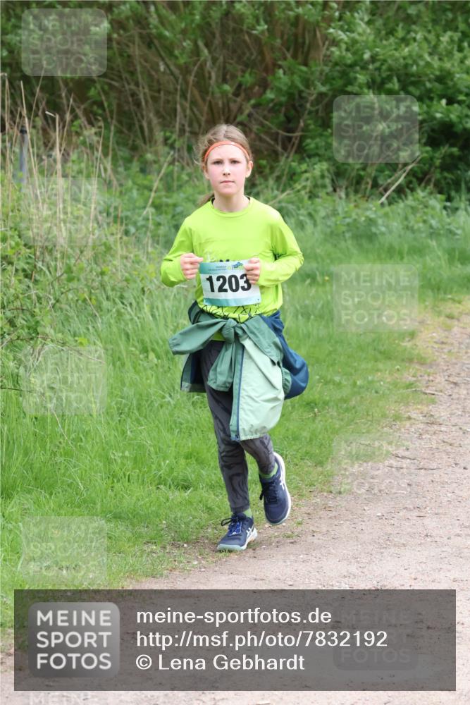 04.05.2025 - 8. Wedeler Halbmarathon Lena Gebhardt http://msf.ph/oto/7832192 04.05.2025 11:19:34 Laufen 1203 meine-sportfotos.de