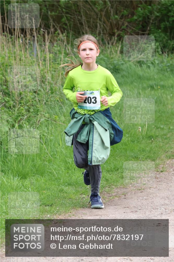 04.05.2025 - 8. Wedeler Halbmarathon Lena Gebhardt http://msf.ph/oto/7832197 04.05.2025 11:19:35 Laufen 203 meine-sportfotos.de