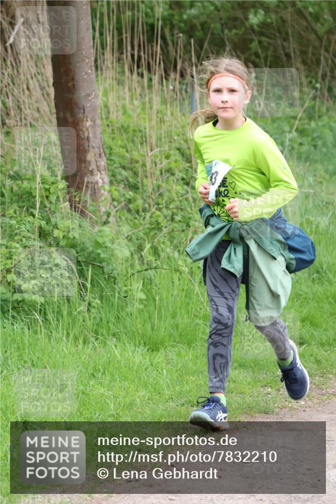 04.05.2025 - 8. Wedeler Halbmarathon Lena Gebhardt http://msf.ph/oto/7832210 04.05.2025 11:19:35 Laufen  meine-sportfotos.de