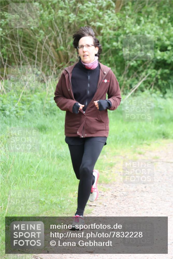 04.05.2025 - 8. Wedeler Halbmarathon Lena Gebhardt http://msf.ph/oto/7832228 04.05.2025 11:19:39 Laufen  meine-sportfotos.de