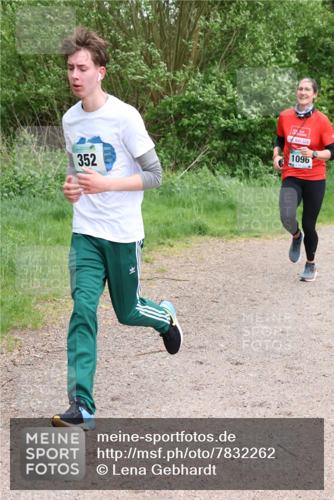 04.05.2025 - 8. Wedeler Halbmarathon Lena Gebhardt http://msf.ph/oto/7832262 04.05.2025 11:19:44 Laufen 16, 352, 50, 1096 meine-sportfotos.de