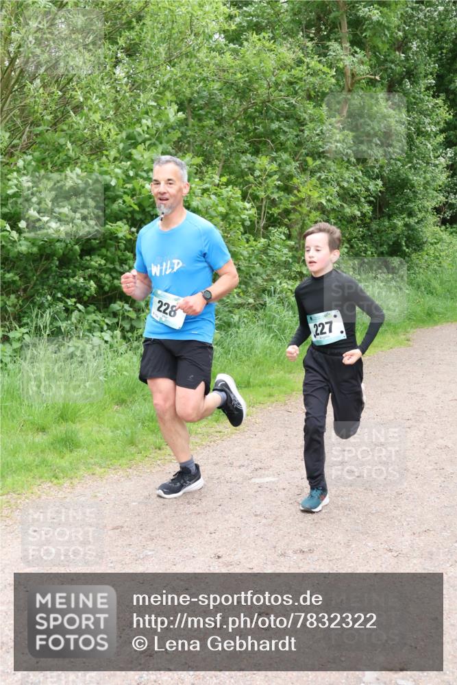 04.05.2025 - 8. Wedeler Halbmarathon Lena Gebhardt http://msf.ph/oto/7832322 04.05.2025 11:19:50 Laufen 228, 227 meine-sportfotos.de