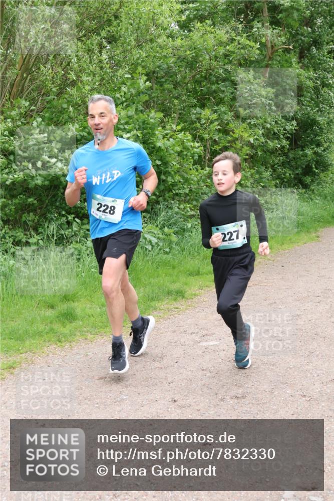 04.05.2025 - 8. Wedeler Halbmarathon Lena Gebhardt http://msf.ph/oto/7832330 04.05.2025 11:19:50 Laufen 8154, 228, 227 meine-sportfotos.de