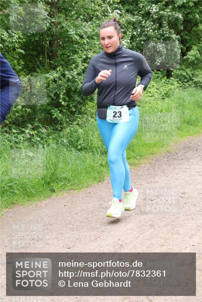04.05.2025 - 8. Wedeler Halbmarathon Lena Gebhardt http://msf.ph/oto/7832361 04.05.2025 11:19:55 Laufen 23 meine-sportfotos.de