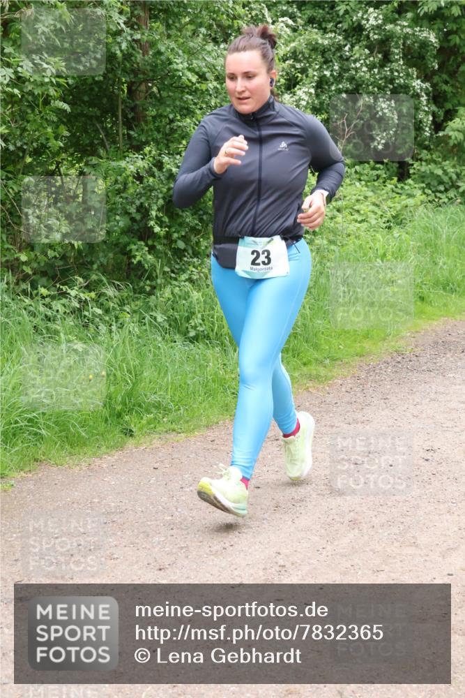 04.05.2025 - 8. Wedeler Halbmarathon Lena Gebhardt http://msf.ph/oto/7832365 04.05.2025 11:19:55 Laufen 23 meine-sportfotos.de