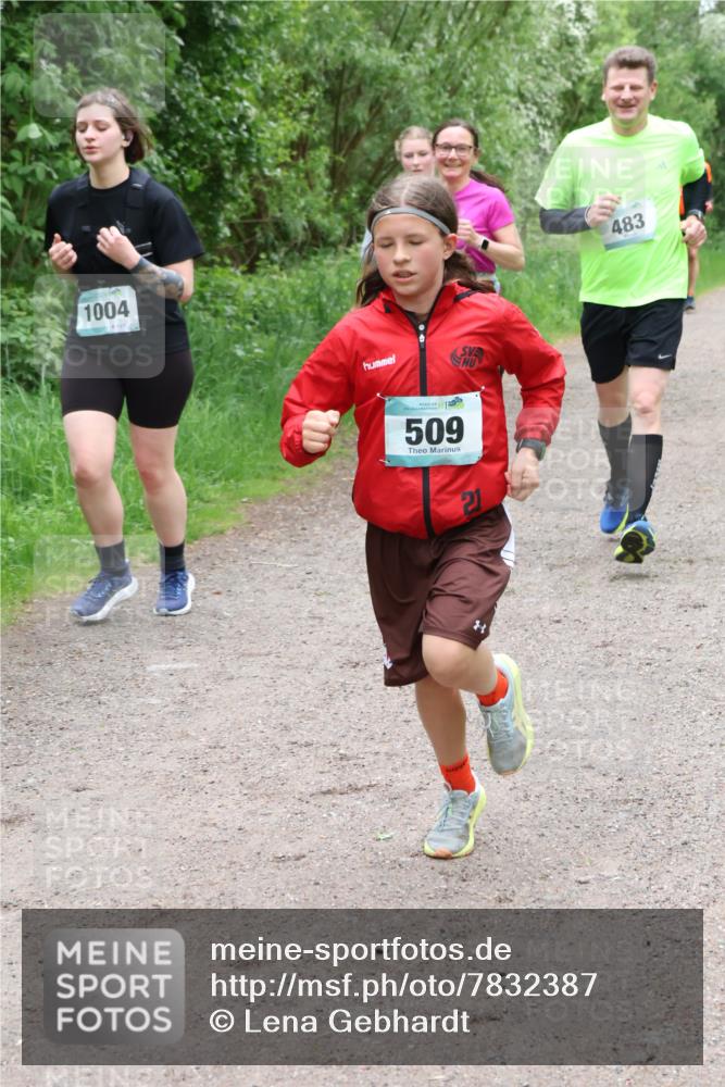 04.05.2025 - 8. Wedeler Halbmarathon Lena Gebhardt http://msf.ph/oto/7832387 04.05.2025 11:19:57 Laufen 1004, 147, 509, 483 meine-sportfotos.de