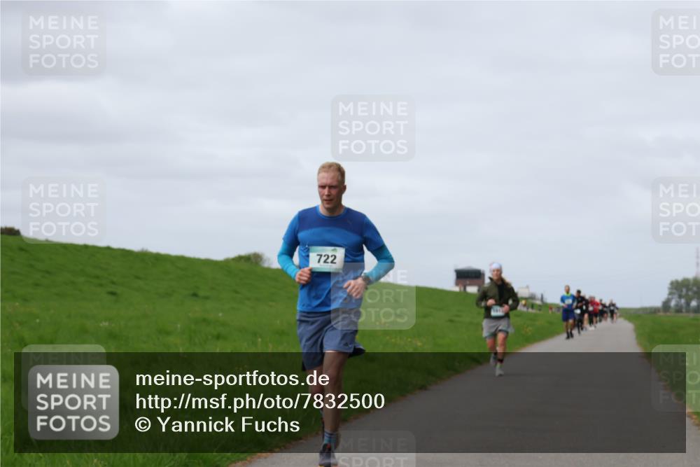 04.05.2025 - 8. Wedeler Halbmarathon Yannick Fuchs http://msf.ph/oto/7832500 04.05.2025 11:41:30 Laufen 722 meine-sportfotos.de