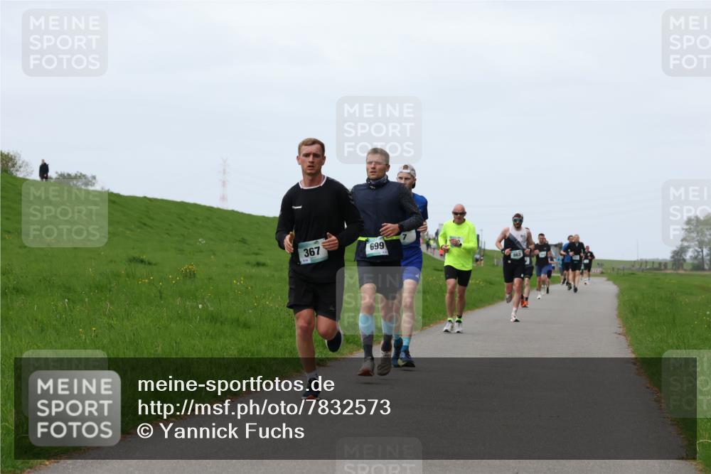 04.05.2025 - 8. Wedeler Halbmarathon Yannick Fuchs http://msf.ph/oto/7832573 04.05.2025 11:21:17 Laufen 367, 699 meine-sportfotos.de
