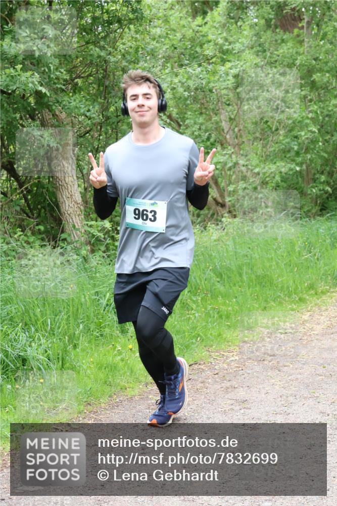 04.05.2025 - 8. Wedeler Halbmarathon Lena Gebhardt http://msf.ph/oto/7832699 04.05.2025 11:20:24 Laufen 963 meine-sportfotos.de