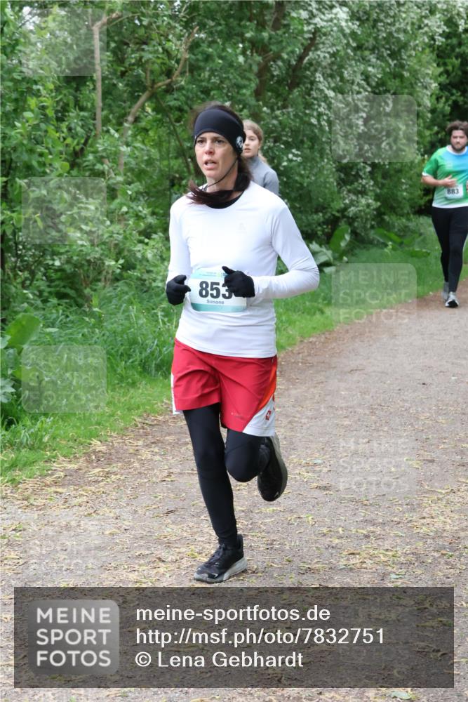 04.05.2025 - 8. Wedeler Halbmarathon Lena Gebhardt http://msf.ph/oto/7832751 04.05.2025 11:20:33 Laufen 853, 883 meine-sportfotos.de