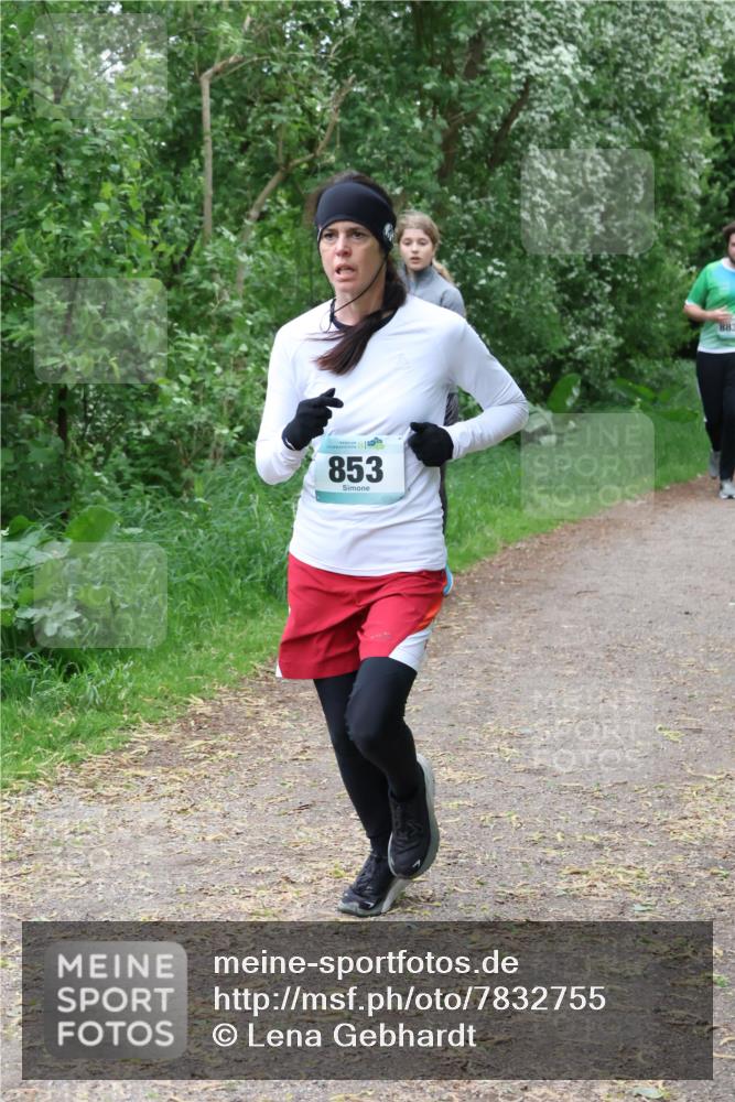 04.05.2025 - 8. Wedeler Halbmarathon Lena Gebhardt http://msf.ph/oto/7832755 04.05.2025 11:20:34 Laufen 853, 883 meine-sportfotos.de
