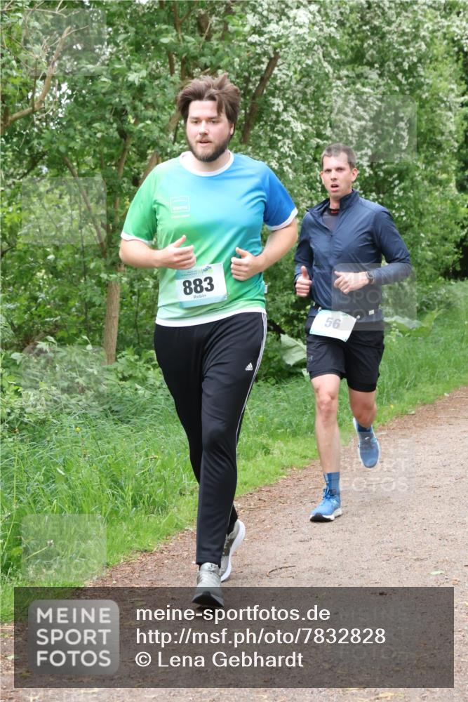 04.05.2025 - 8. Wedeler Halbmarathon Lena Gebhardt http://msf.ph/oto/7832828 04.05.2025 11:20:36 Laufen 883, 56 meine-sportfotos.de