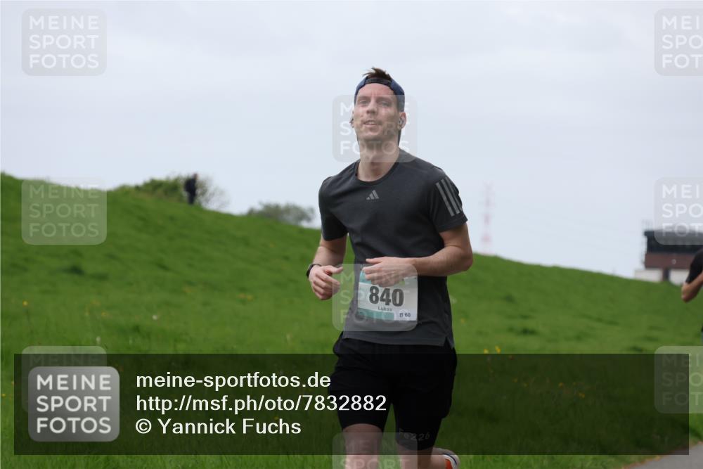 04.05.2025 - 8. Wedeler Halbmarathon Yannick Fuchs http://msf.ph/oto/7832882 04.05.2025 11:21:29 Laufen 840, 60, 226 meine-sportfotos.de