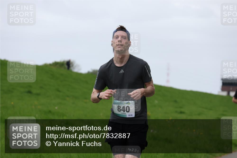 04.05.2025 - 8. Wedeler Halbmarathon Yannick Fuchs http://msf.ph/oto/7832887 04.05.2025 11:21:29 Laufen 840, 60, 226 meine-sportfotos.de