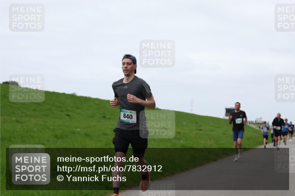 04.05.2025 - 8. Wedeler Halbmarathon Yannick Fuchs http://msf.ph/oto/7832912 04.05.2025 11:21:30 Laufen 840, 0226 meine-sportfotos.de