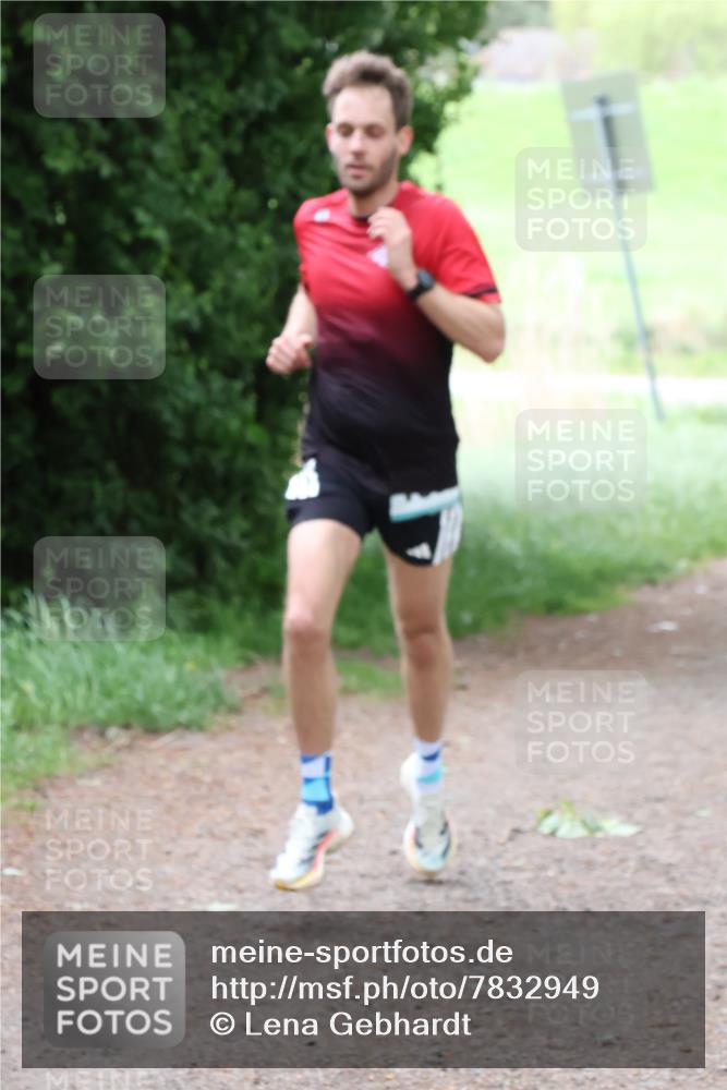 04.05.2025 - 8. Wedeler Halbmarathon Lena Gebhardt http://msf.ph/oto/7832949 04.05.2025 11:20:53 Laufen  meine-sportfotos.de