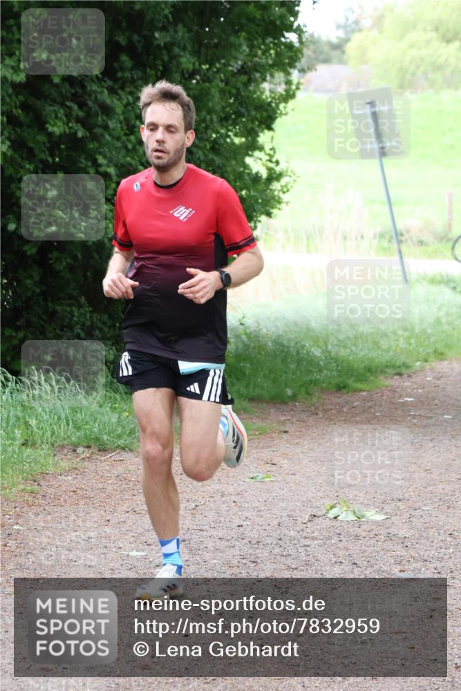 04.05.2025 - 8. Wedeler Halbmarathon Lena Gebhardt http://msf.ph/oto/7832959 04.05.2025 11:20:53 Laufen  meine-sportfotos.de