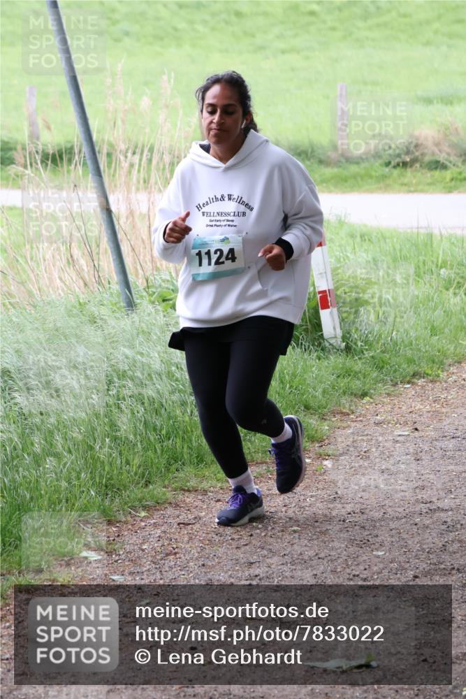 04.05.2025 - 8. Wedeler Halbmarathon Lena Gebhardt http://msf.ph/oto/7833022 04.05.2025 11:21:05 Laufen 1124 meine-sportfotos.de