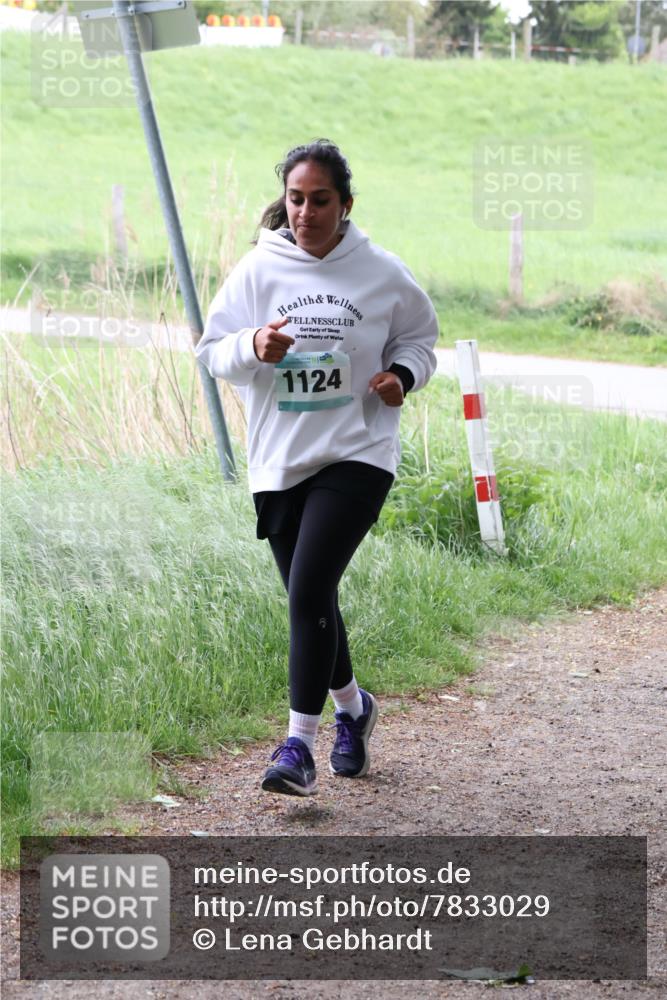 04.05.2025 - 8. Wedeler Halbmarathon Lena Gebhardt http://msf.ph/oto/7833029 04.05.2025 11:21:05 Laufen 1124 meine-sportfotos.de
