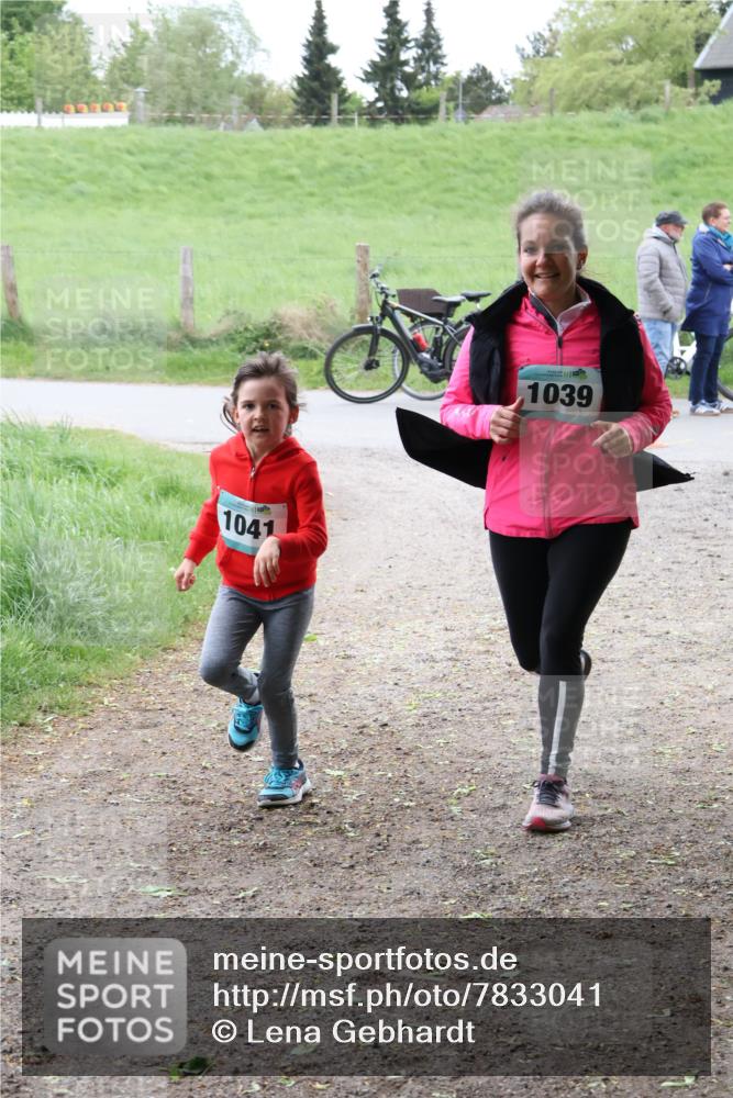 04.05.2025 - 8. Wedeler Halbmarathon Lena Gebhardt http://msf.ph/oto/7833041 04.05.2025 11:21:12 Laufen 1041, 1039 meine-sportfotos.de