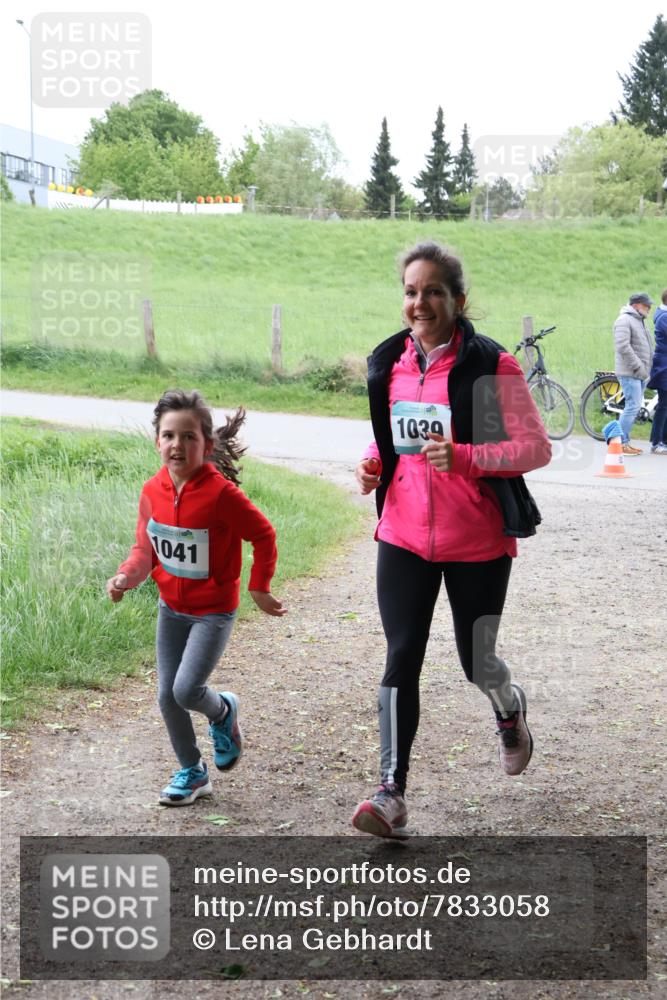 04.05.2025 - 8. Wedeler Halbmarathon Lena Gebhardt http://msf.ph/oto/7833058 04.05.2025 11:21:12 Laufen 1041, 1039 meine-sportfotos.de