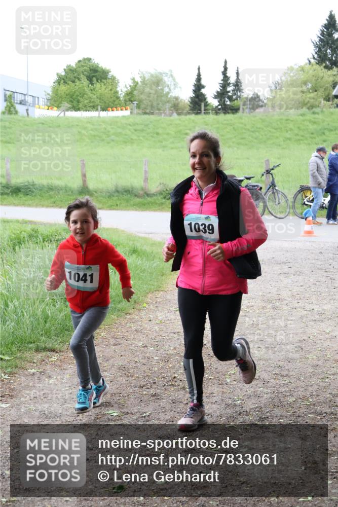 04.05.2025 - 8. Wedeler Halbmarathon Lena Gebhardt http://msf.ph/oto/7833061 04.05.2025 11:21:12 Laufen 1041, 1039 meine-sportfotos.de