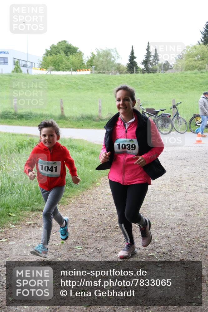 04.05.2025 - 8. Wedeler Halbmarathon Lena Gebhardt http://msf.ph/oto/7833065 04.05.2025 11:21:12 Laufen 1041, 1039 meine-sportfotos.de