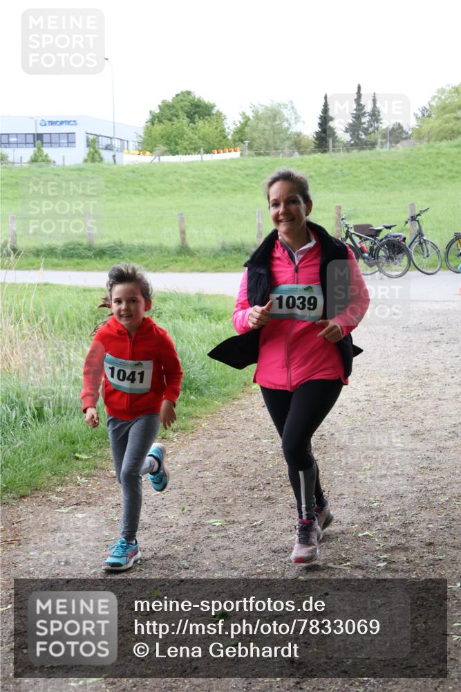 04.05.2025 - 8. Wedeler Halbmarathon Lena Gebhardt http://msf.ph/oto/7833069 04.05.2025 11:21:12 Laufen 1041, 1039 meine-sportfotos.de
