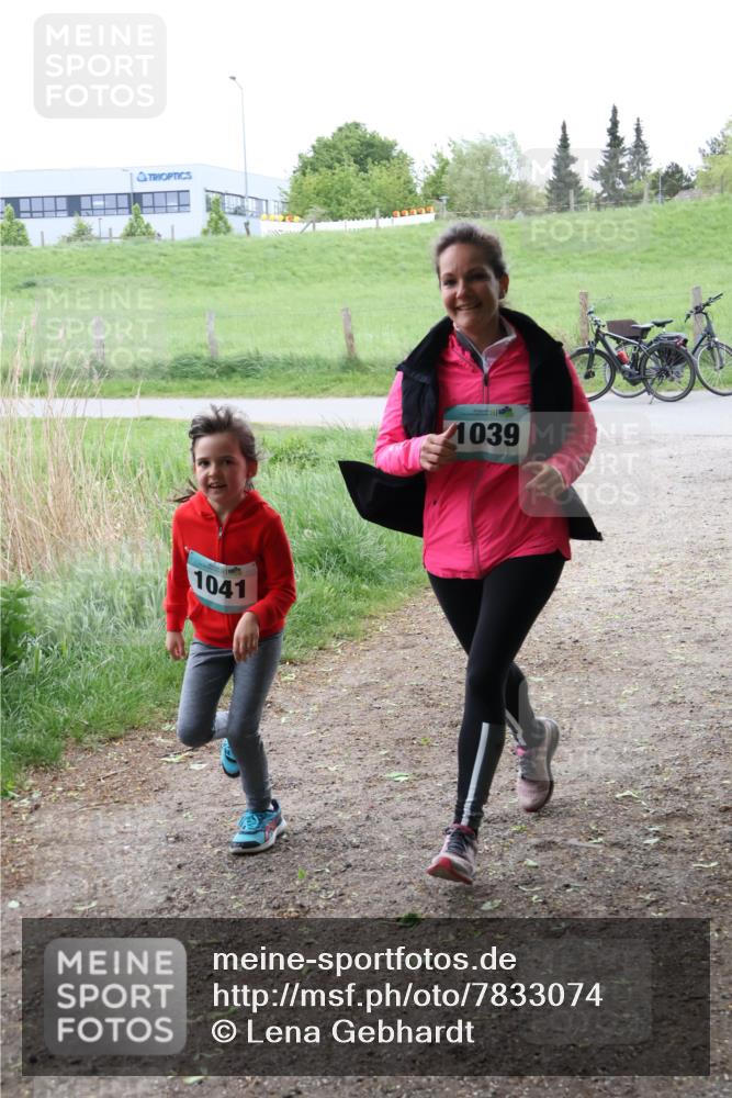 04.05.2025 - 8. Wedeler Halbmarathon Lena Gebhardt http://msf.ph/oto/7833074 04.05.2025 11:21:12 Laufen 1041, 1039 meine-sportfotos.de