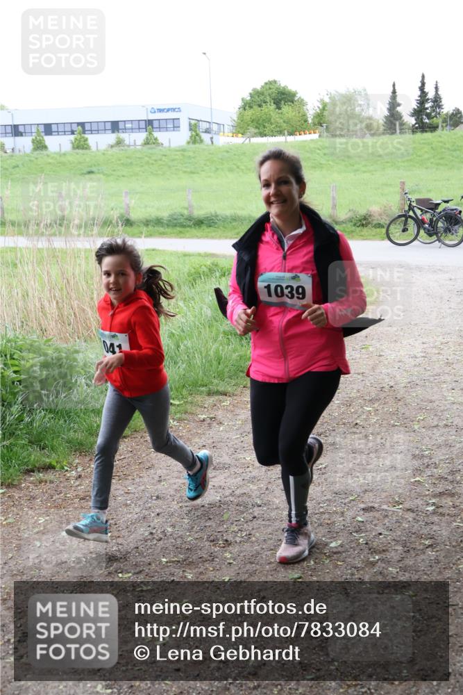 04.05.2025 - 8. Wedeler Halbmarathon Lena Gebhardt http://msf.ph/oto/7833084 04.05.2025 11:21:12 Laufen 041, 1039 meine-sportfotos.de