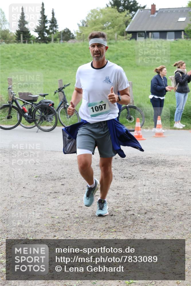 04.05.2025 - 8. Wedeler Halbmarathon Lena Gebhardt http://msf.ph/oto/7833089 04.05.2025 11:21:15 Laufen 1097 meine-sportfotos.de