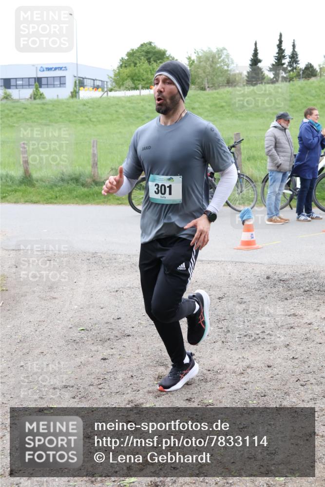 04.05.2025 - 8. Wedeler Halbmarathon Lena Gebhardt http://msf.ph/oto/7833114 04.05.2025 11:21:18 Laufen 301 meine-sportfotos.de