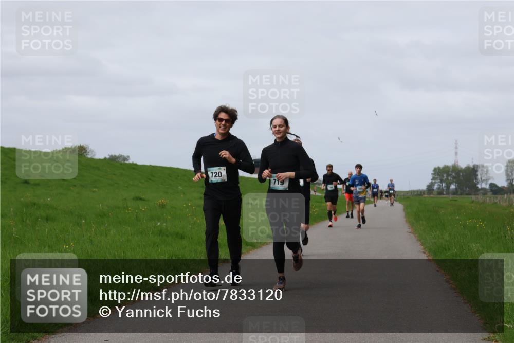 04.05.2025 - 8. Wedeler Halbmarathon Yannick Fuchs http://msf.ph/oto/7833120 04.05.2025 11:42:06 Laufen 720, 719 meine-sportfotos.de