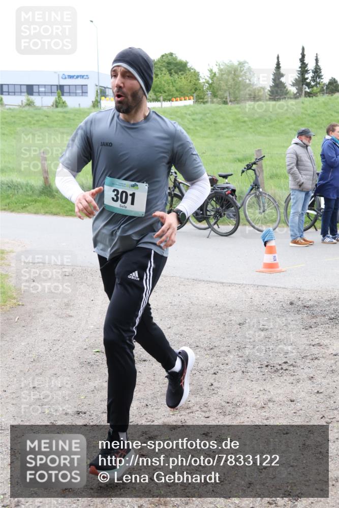 04.05.2025 - 8. Wedeler Halbmarathon Lena Gebhardt http://msf.ph/oto/7833122 04.05.2025 11:21:19 Laufen 301 meine-sportfotos.de