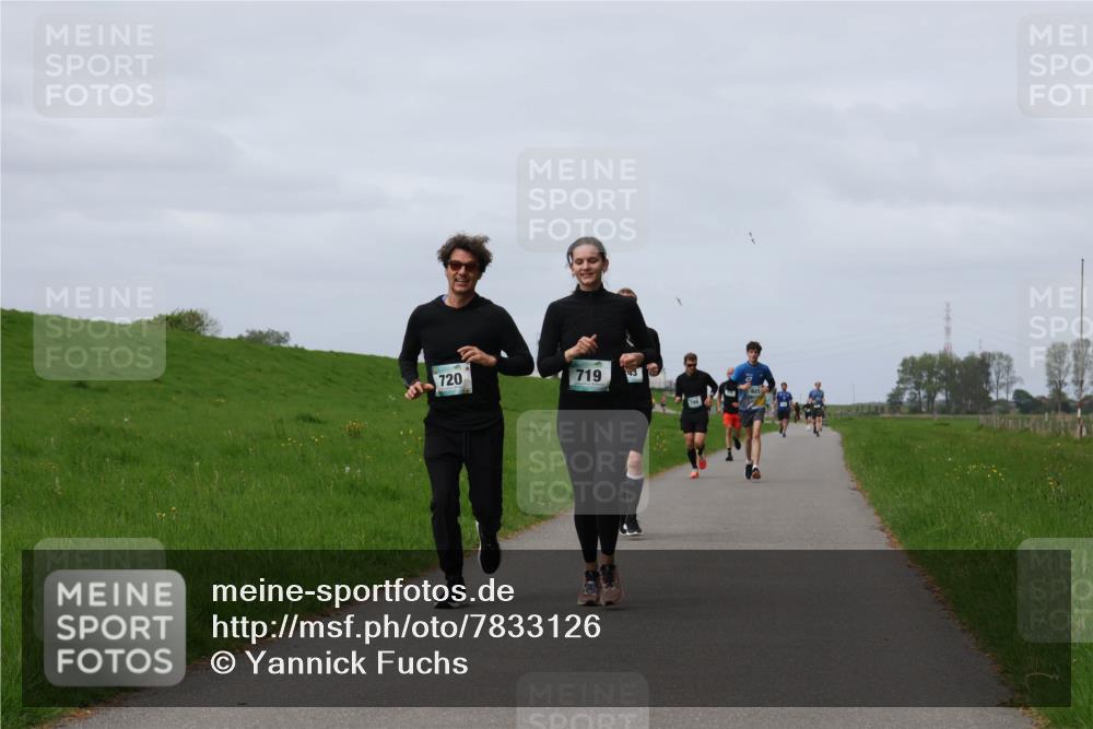04.05.2025 - 8. Wedeler Halbmarathon Yannick Fuchs http://msf.ph/oto/7833126 04.05.2025 11:42:06 Laufen 720, 719 meine-sportfotos.de