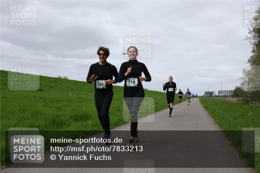04.05.2025 - 8. Wedeler Halbmarathon Yannick Fuchs http://msf.ph/oto/7833213 04.05.2025 11:42:09 Laufen 719, 720 meine-sportfotos.de