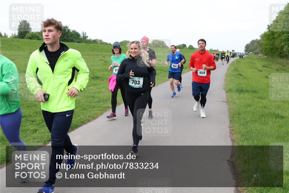 04.05.2025 - 8. Wedeler Halbmarathon Lena Gebhardt http://msf.ph/oto/7833234 04.05.2025 11:21:49 Laufen 91, 703, 860, 454 meine-sportfotos.de