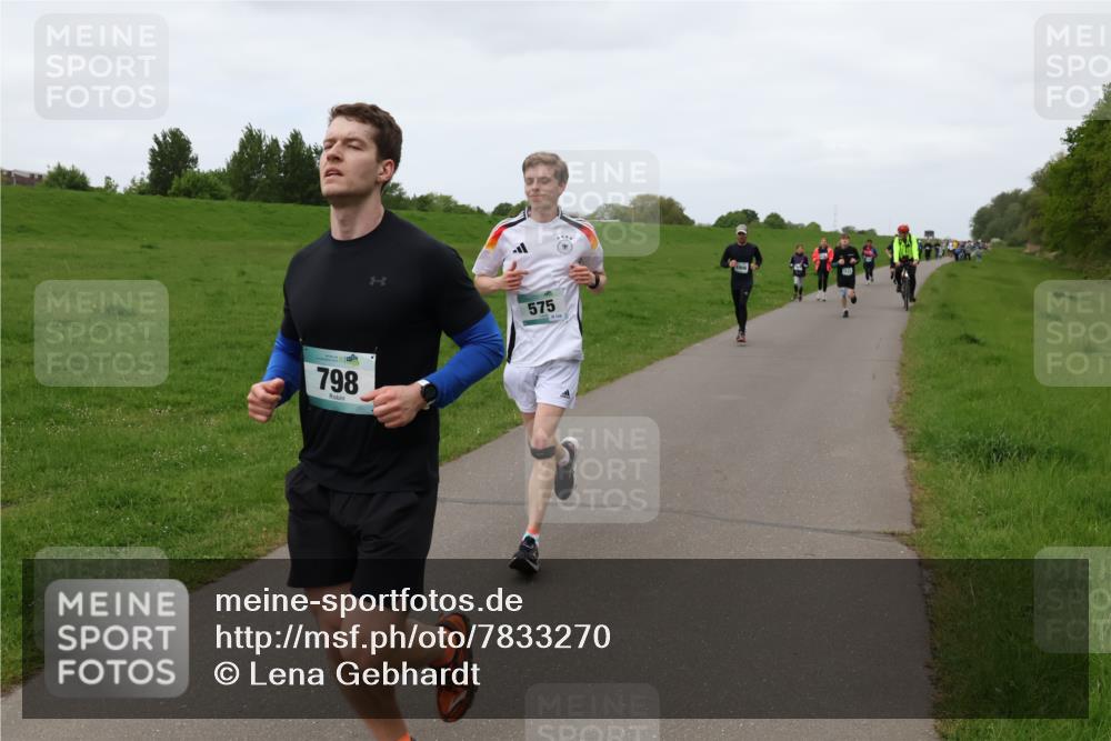04.05.2025 - 8. Wedeler Halbmarathon Lena Gebhardt http://msf.ph/oto/7833270 04.05.2025 11:21:53 Laufen 798, 575 meine-sportfotos.de