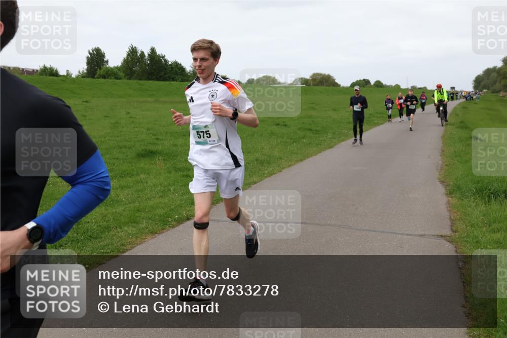 04.05.2025 - 8. Wedeler Halbmarathon Lena Gebhardt http://msf.ph/oto/7833278 04.05.2025 11:21:53 Laufen 575 meine-sportfotos.de