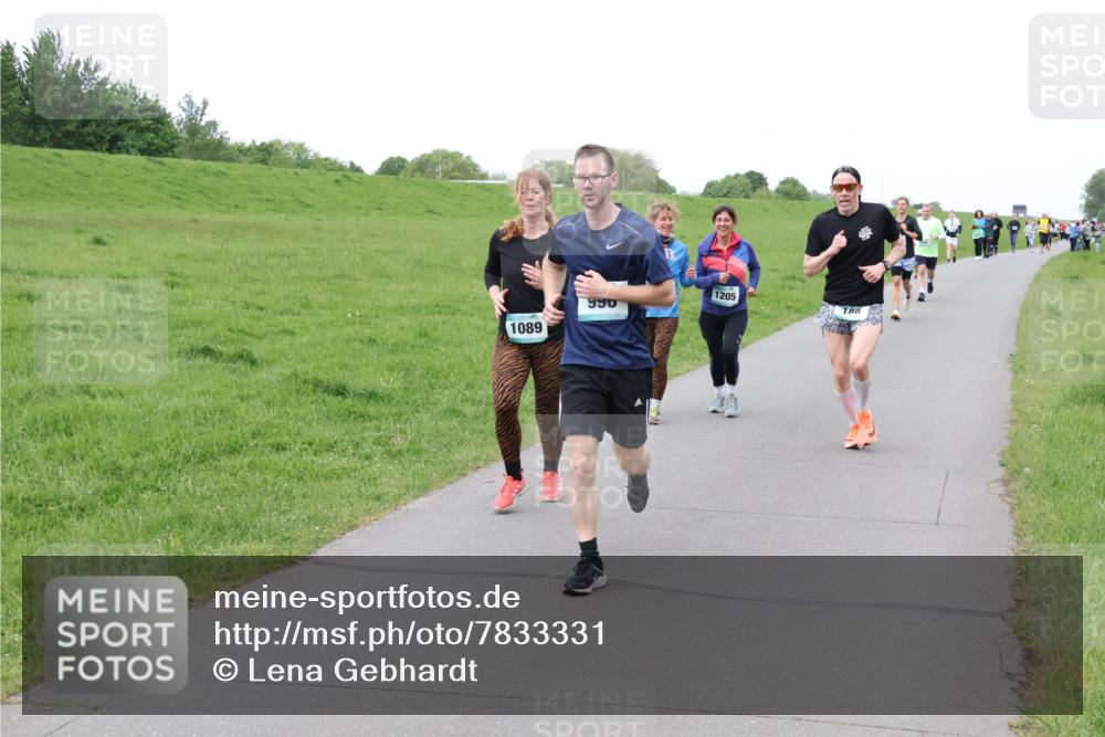 04.05.2025 - 8. Wedeler Halbmarathon Lena Gebhardt http://msf.ph/oto/7833331 04.05.2025 11:22:00 Laufen 1089, 990, 1205, 188 meine-sportfotos.de