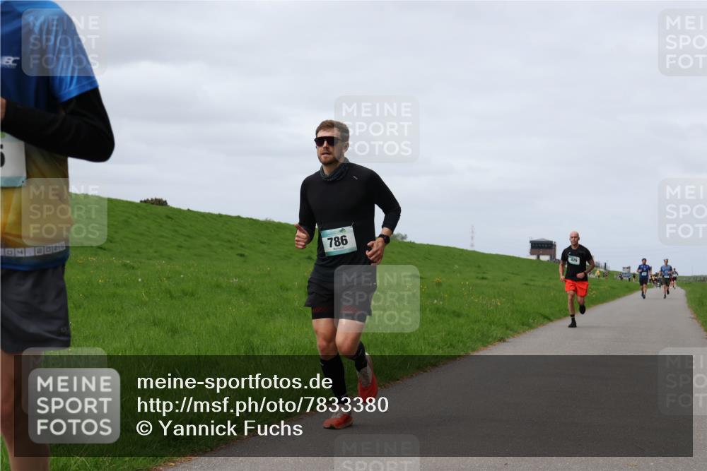 04.05.2025 - 8. Wedeler Halbmarathon Yannick Fuchs http://msf.ph/oto/7833380 04.05.2025 11:42:16 Laufen 786 meine-sportfotos.de