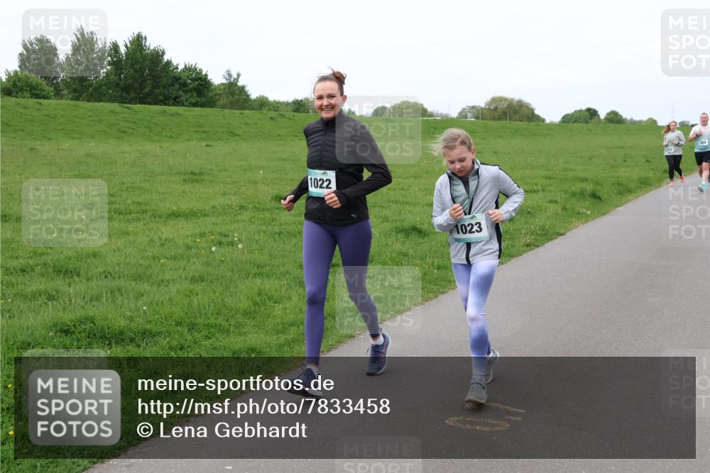 04.05.2025 - 8. Wedeler Halbmarathon Lena Gebhardt http://msf.ph/oto/7833458 04.05.2025 11:22:22 Laufen 1022, 1023, 823, 289 meine-sportfotos.de
