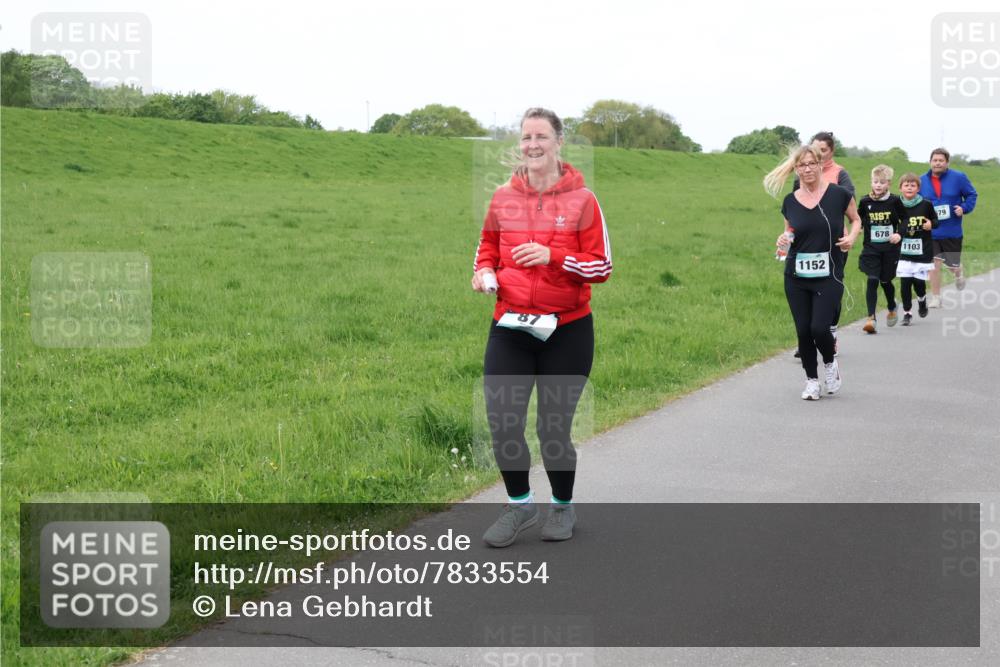 04.05.2025 - 8. Wedeler Halbmarathon Lena Gebhardt http://msf.ph/oto/7833554 04.05.2025 11:22:41 Laufen 1152, 79, 678, 1103 meine-sportfotos.de