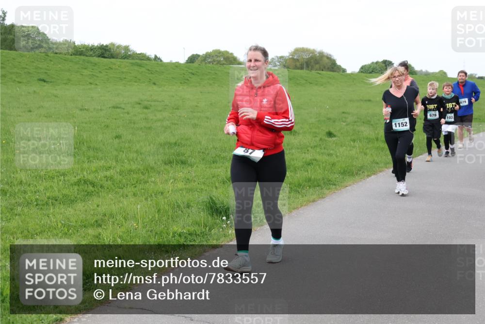 04.05.2025 - 8. Wedeler Halbmarathon Lena Gebhardt http://msf.ph/oto/7833557 04.05.2025 11:22:42 Laufen 1152, 679, 678, 103 meine-sportfotos.de
