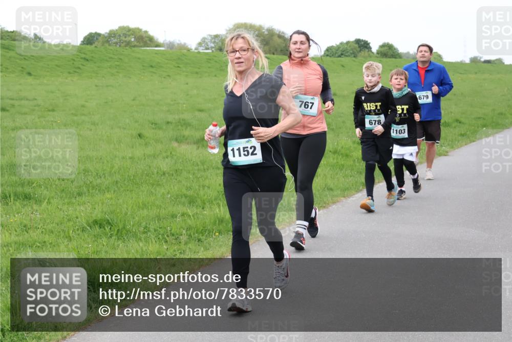 04.05.2025 - 8. Wedeler Halbmarathon Lena Gebhardt http://msf.ph/oto/7833570 04.05.2025 11:22:43 Laufen 1152, 767, 678, 1103, 679 meine-sportfotos.de