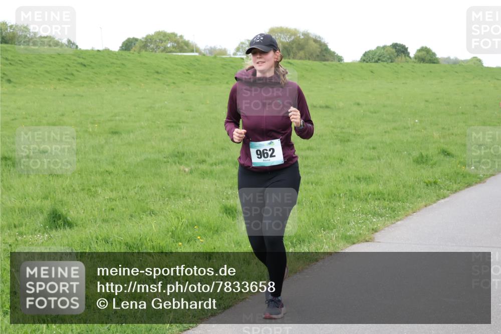 04.05.2025 - 8. Wedeler Halbmarathon Lena Gebhardt http://msf.ph/oto/7833658 04.05.2025 11:22:51 Laufen 962 meine-sportfotos.de
