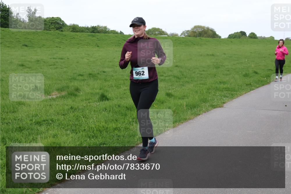 04.05.2025 - 8. Wedeler Halbmarathon Lena Gebhardt http://msf.ph/oto/7833670 04.05.2025 11:22:52 Laufen 962 meine-sportfotos.de