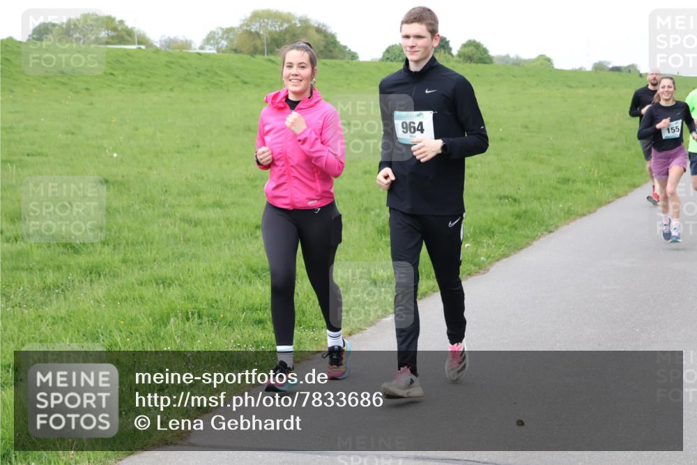 04.05.2025 - 8. Wedeler Halbmarathon Lena Gebhardt http://msf.ph/oto/7833686 04.05.2025 11:22:55 Laufen 964, 155 meine-sportfotos.de