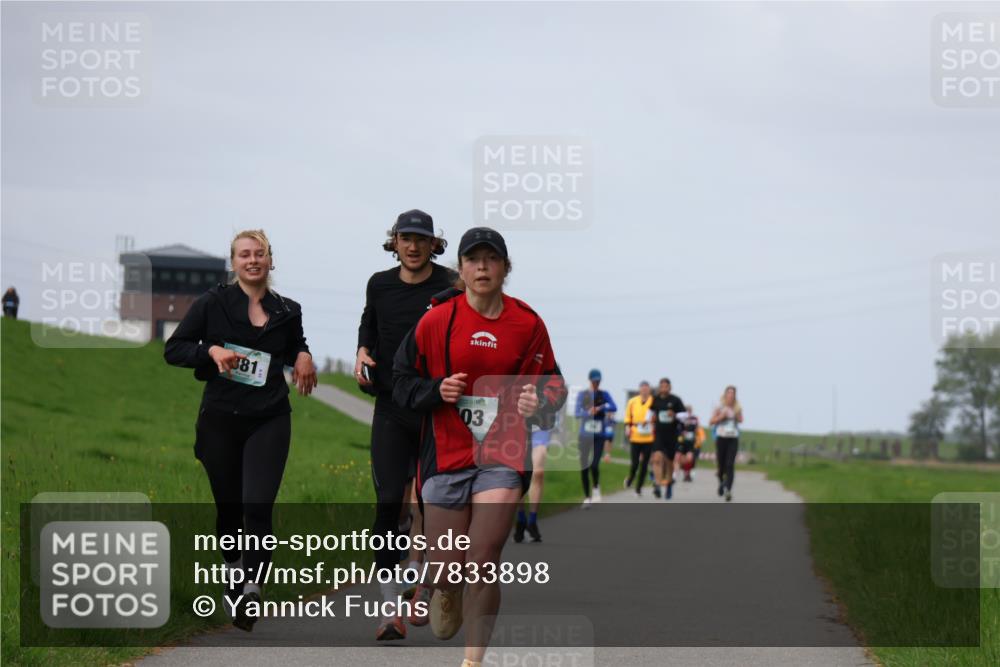 04.05.2025 - 8. Wedeler Halbmarathon Yannick Fuchs http://msf.ph/oto/7833898 04.05.2025 11:42:59 Laufen 381, 03 meine-sportfotos.de