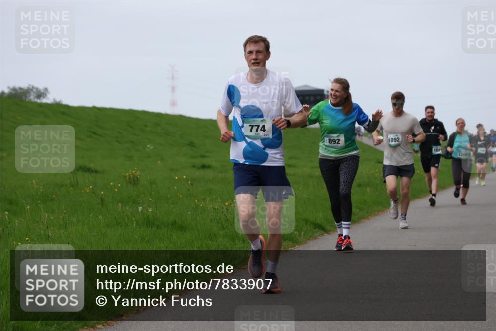 04.05.2025 - 8. Wedeler Halbmarathon Yannick Fuchs http://msf.ph/oto/7833907 04.05.2025 11:22:10 Laufen 774, 21, 892, 1092, 107, 1209 meine-sportfotos.de
